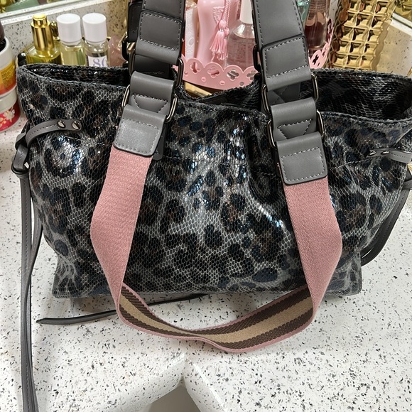 Faux snakeskin leopard print tote - Picture 2 of 9